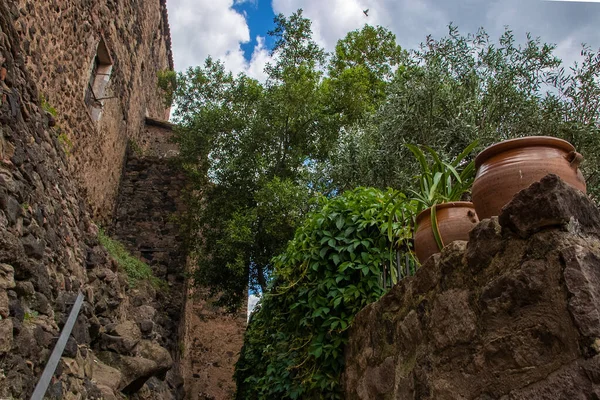 Kleipotten Een Oude Stenen Muur Een Middeleeuws Dorp Catalonië — Stockfoto