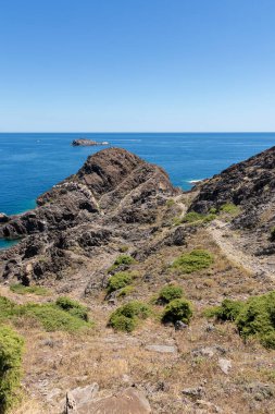 Akdeniz kıyıları kristal berrak suyla Girona 'nın costa brava' sında creus kapağında