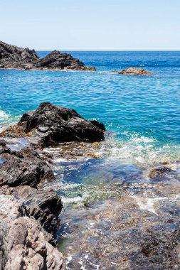 Akdeniz kıyıları kristal berrak suyla Girona 'nın costa brava' sında creus kapağında