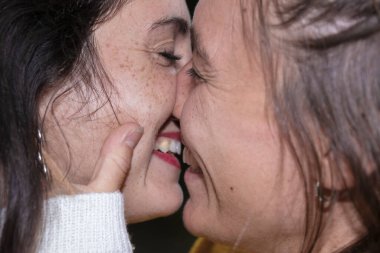 Lezbiyen çift öpüşme yakın çekim