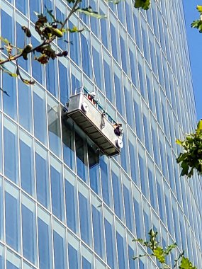 Bilbao 'nun merkezindeki cam kule.