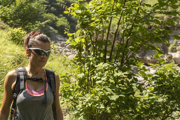 Brunette Vrouw Met Zonnebril Lopen Door Bush Mouwen Shorts — Stockfoto