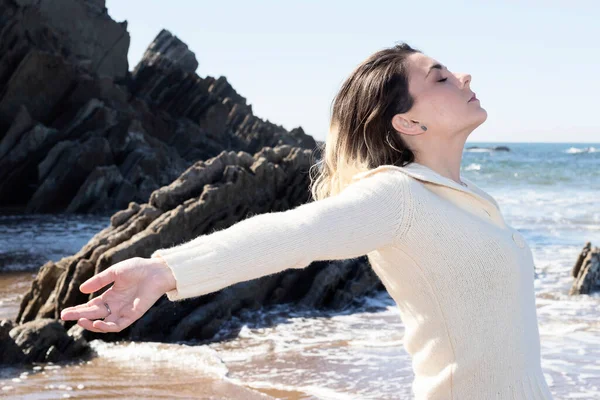 Woman Opening Her Arms Taking Deep Breath Woolen Sweater Seashore — Stock Photo, Image