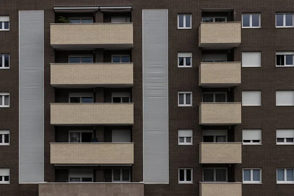 西班牙北部巴斯克地区毕尔巴鄂市一座住宅大楼的立面 — 图库照片