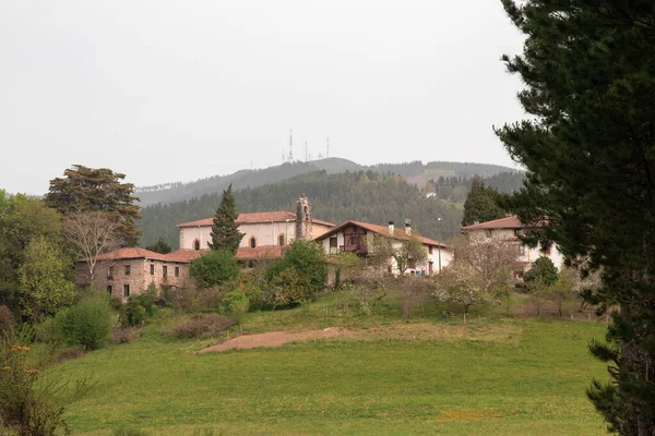 Aldeia Uma Colina Com Uma Igreja Campo Cheio Grama Verde — Fotografia de Stock