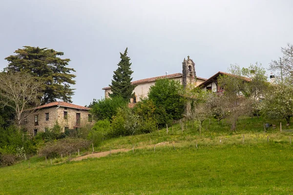 Aldeia Uma Colina Com Uma Igreja Campo Cheio Grama Verde — Fotografia de Stock