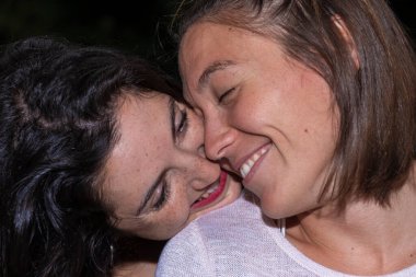 Lezbiyen çift birbirine aşık.