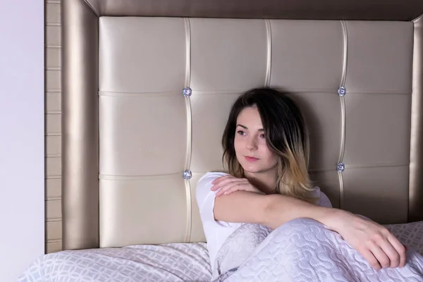 Vrouw Zitten Bed Pensive Staren Blankly — Stockfoto