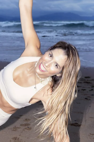 Vrouw Doet Sit Ups Het Strand Aan Zee Bij Zonsondergang — Stockfoto