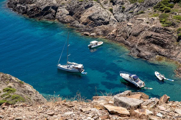 Barcos Una Cala Cap Creus Día Soleado Verano Con Mar — Foto de Stock