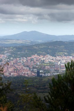 bulutlu bir günde Artxanda Dağı 'ndan Bilbao' nun panoramik görüntüsü