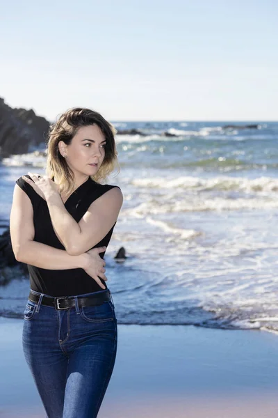 Femme Câlinant Regardant Vers Gauche Avec Chemisier Noir Jean Bord — Photo