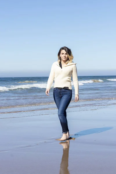 Woman Walking Beach Looking Camera Decision Dressed Wool Sweater Jeans — Stock Photo, Image