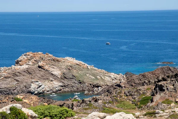 Barcos Una Cala Cap Creus Día Soleado Verano Con Mar — Foto de Stock