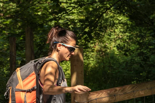 Woman Walking Forest Opening Wooden Fence — Stock Photo, Image