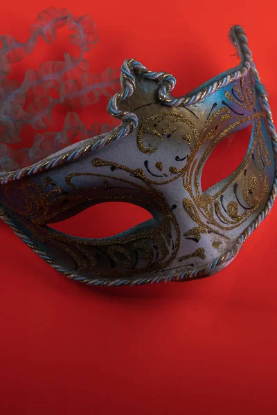 Niebiesko Srebrna Wenecka Maska Złotym Wykończeniem Czerwonym Tle — Zdjęcie stockowe