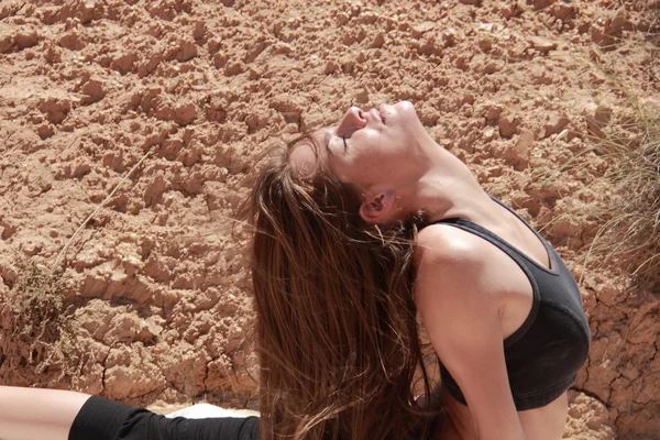 Yoga in desert — Stock Photo, Image