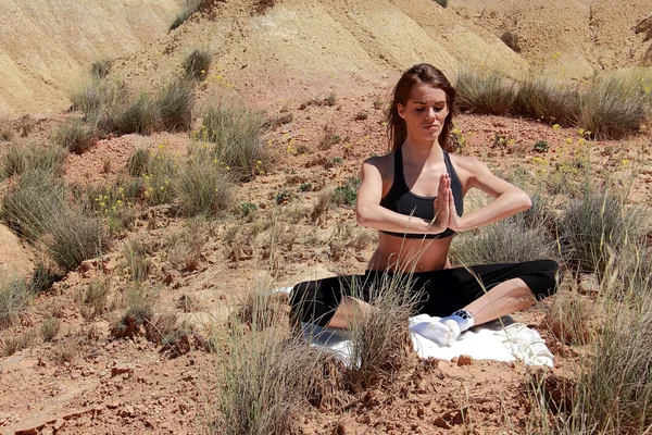 Yoga nel deserto — Foto Stock