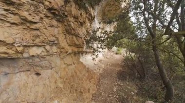 Kişisel bakış açısı Dar bir dağ yolunda yürüyor