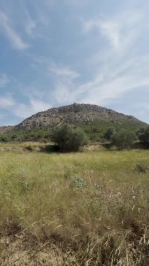 Kırsal bir toprak yolda yürürken çekilmiş bir bakış açısı