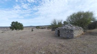 Çorak bir arazide kırsal kuru taş kulübeler.