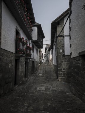 Dar sokaklar eski Avrupa köyü mimarisini sarsıyor