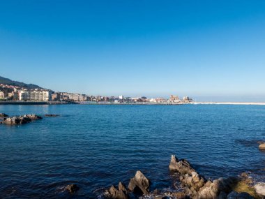 Castro şehirleri, engebeli kayalar ve açık mavi gökyüzü ile Cantabrian Denizi boyunca uzanır.