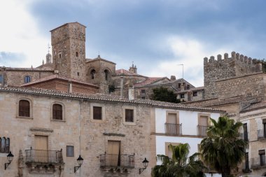 Trujillo antik taş binalar ve savunma kulesiyle tarihi bir kent manzarasına sahiptir.