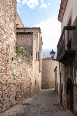 Antik taş duvarlar ve geleneksel mimari arasındaki dar tarihi cadde.