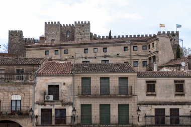 Trujillo kalesi ve geleneksel binalar tarihi ekstremadura kasabasında katmanlar oluşturuyor.