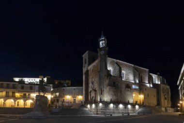 Tarihi Plaza Belediye Başkanı ve San Martin Kilisesi 'ni gece heykeliyle aydınlattı.