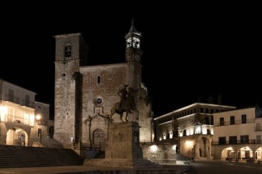 Francisco Pizarro heykeli geceleri Plaza Belediye Başkanı Trujillo İspanya 'da dikiliyor