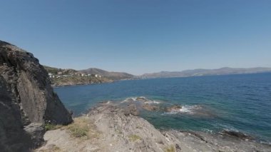 Güneşli bir günde Akdeniz kıyısı manzarası