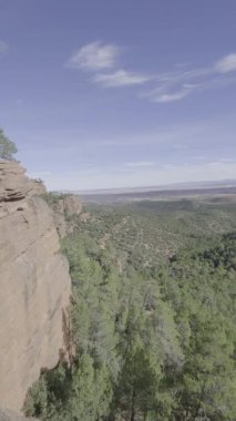 Uçurumun kenarından muhteşem dağ manzarası