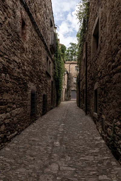Eski kasabadaki antik taş binaların arasından geçen kaldırım taşı yolu.