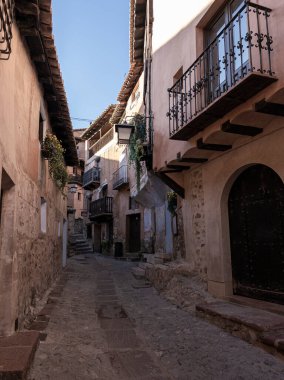 İspanya 'daki Albarracn köyünde taş binalar ve bir sokak kedisi var.