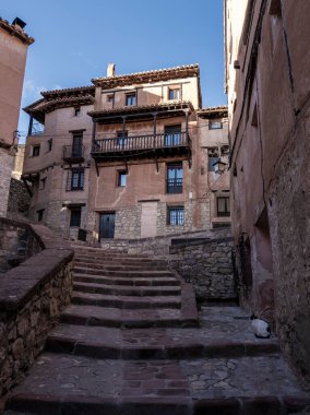 İspanya 'daki Albarracn köyünde taş binalar ve bir sokak kedisi var.