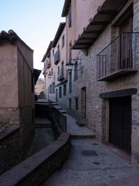 Aragon 'daki bir yamaçta duran Albarracn köyü binaları ve taş duvarlar.