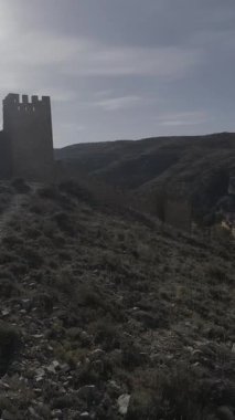 Ortaçağ Alkışlası Köyü antik kale duvarlarının ardından ortaya çıktı.