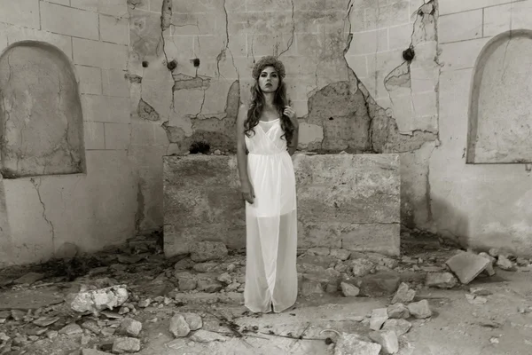 Das Mädchen in der Ruine — Stockfoto