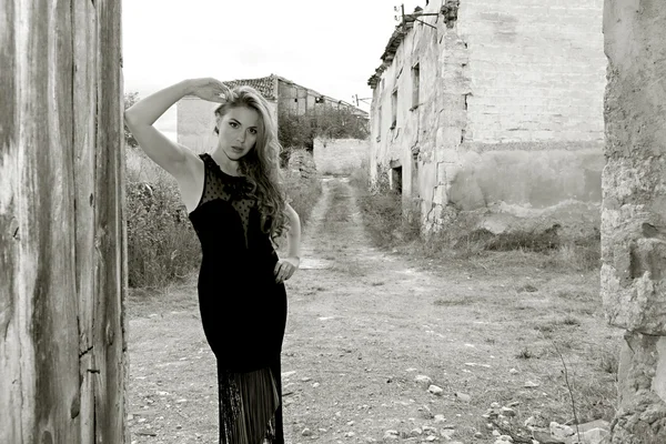 A menina em ruínas — Fotografia de Stock