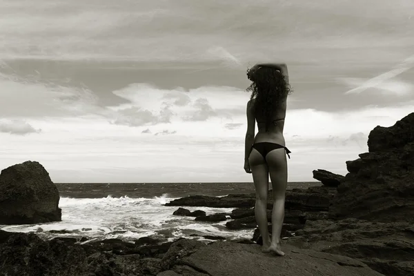 Girl posing in the coast — Stock Photo, Image