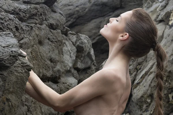 Mädchen in den Felsen — Stockfoto