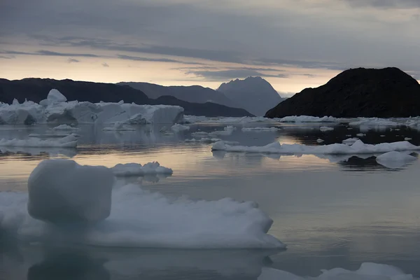 Ledovec v moři — Stock fotografie