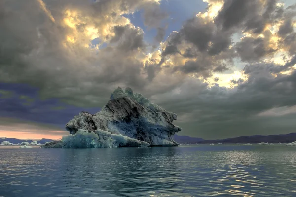 Iceberg en el mar —  Fotos de Stock