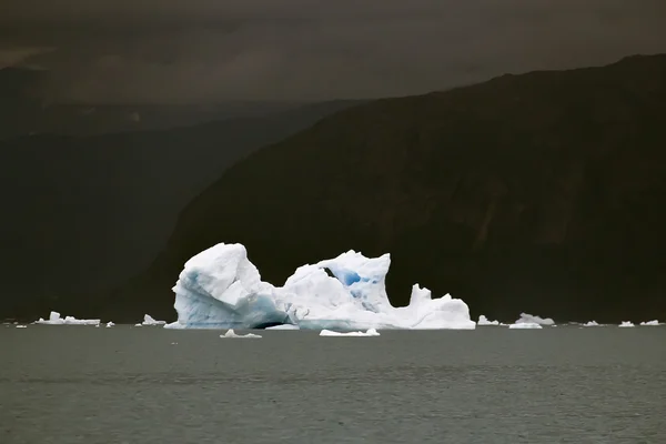 Góra lodowa w morzu — Zdjęcie stockowe
