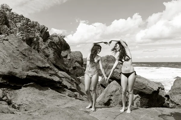 Meninas na costa — Fotografia de Stock