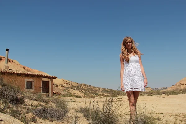 Chica en el desierto —  Fotos de Stock