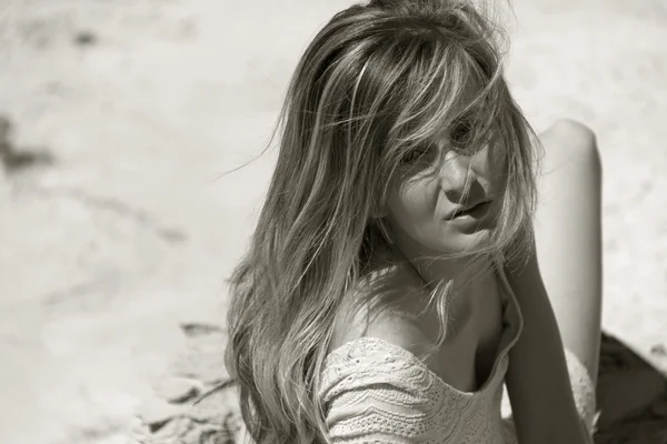 Girl in desert — Stock Photo, Image