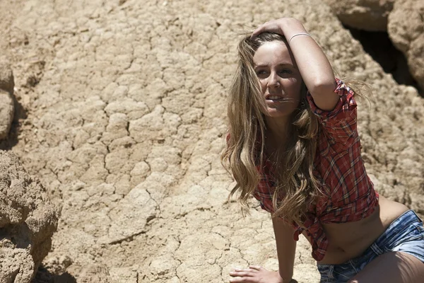 Girl in desert — Stock Photo, Image